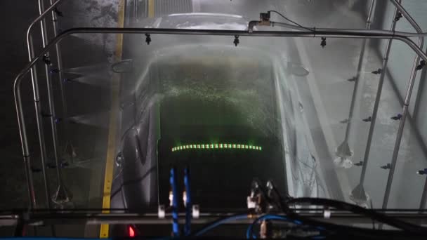 Samochód w środku Potężne mycie samochodu bez dotyku - Materiał filmowy, wideo