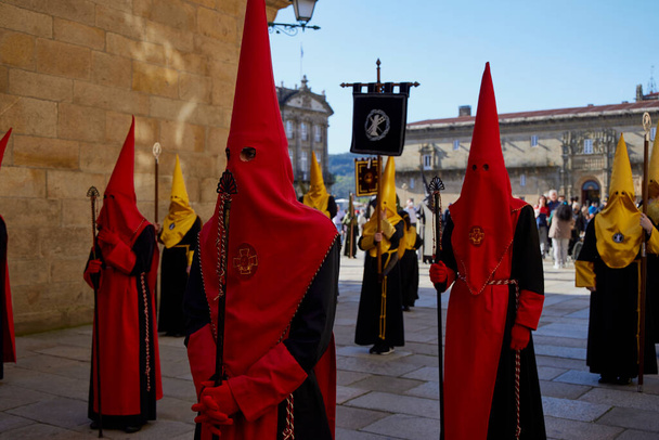 Santiago de Compostela (2022. április 9.). Názáretiek. A Nagy Hét az egyik legünnepélyesebb ünnep Spanyolországban. A názáretiek vagy a testvérek vallásos képeket hordozó csuklyás utcákon járnak.. - Fotó, kép