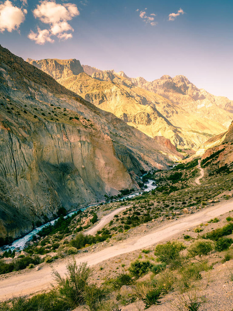 Szcenikus hegyi út Iskanderkul felé - egy alpesi tó Tádzsikisztán hegyeiben - Fotó, kép