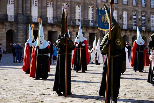 Santiago de Compostela (2022. április 9.). Názáretiek. A Nagy Hét az egyik legünnepélyesebb ünnep Spanyolországban. A názáretiek vagy a testvérek vallásos képeket hordozó csuklyás utcákon járnak.. - Fotó, kép