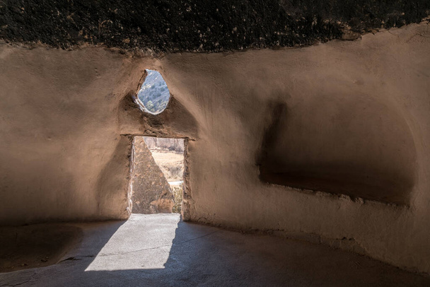 Ein Blick aus dem Inneren der Höhle - ein natürlicher Hohlraum in der Klippe, der von den Bewohnern vergrößert wurde. Bandelier National Monument, New Mexico - Foto, Bild