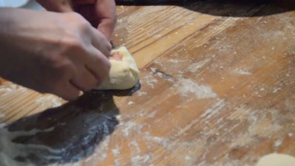 自家製の白肉を酵母生地で調理する - 映像、動画