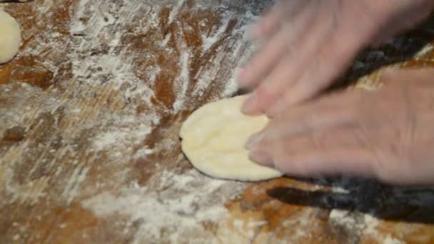 Cocinar blancos caseros con carne en masa de levadura - Metraje, vídeo
