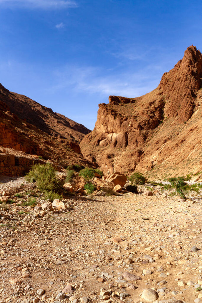 Encostas vermelhas rochosas de Todra Gorge no Alto Atlas perto da cidade de Tinghir (Tinerhir). Marrocos, África - Foto, Imagem