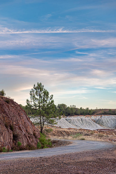 Esta mina se encuentra en Riotinto, Huelva, España, a lo largo del Río Tinto, en la zona de Andalucía, España, es explotada para la extracción de cobre, plata, oro y otros minerales. - Foto, imagen