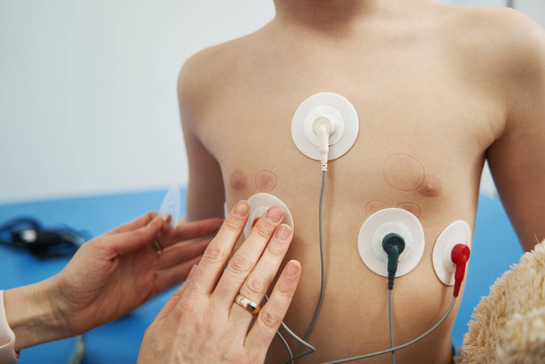 Doctor checking child heart rhythm with ECG holter monitor - Zdjęcie, obraz