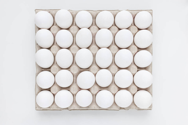 Friss nyers, 30 csomag nagy tojásfehérje kartondobozban. Fogyasztóvédelem, tojástermelés - Fotó, kép