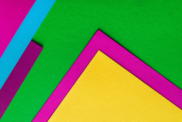 Geometrische Textur mit Magenta, Cyan, Violett, Burgund, grünem Papier - Foto, Bild