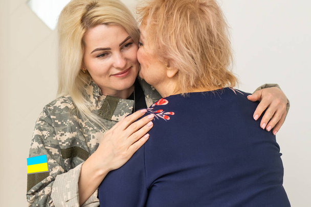Ukrainan sotilaallinen nainen äidin kanssa - Valokuva, kuva