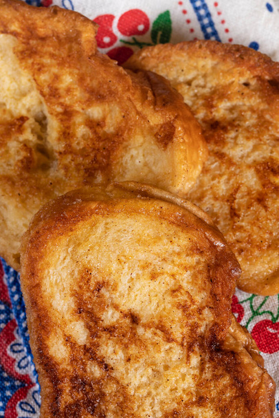(Torrijas)バニラ、シナモン、レモン、卵の風味のミルクに浸した揚げパン。典型的なイースター甘い。伝統的でお祝いの料理のコンセプト。水平写真と選択焦点 - 写真・画像