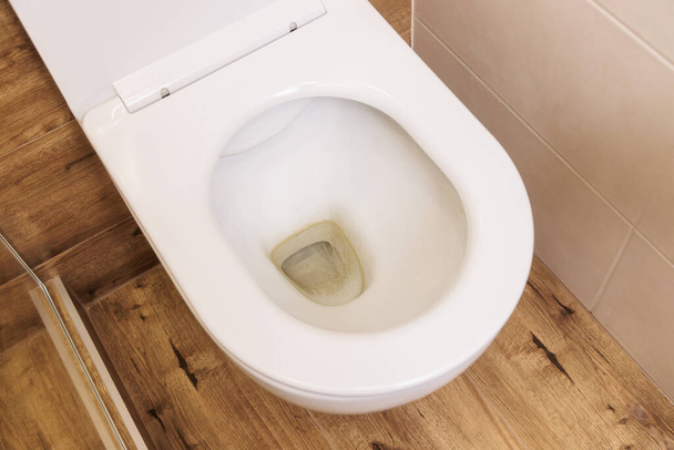 Cuvette hygiénique sale avec une tache de chaux dans les toilettes close-up - Photo, image