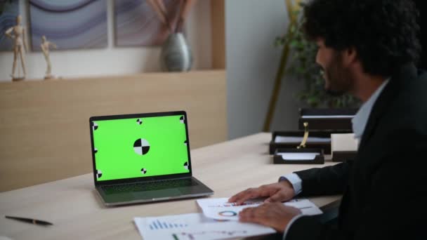 Écran chromatique vert sur un ordinateur portable. Briefing business en ligne. Indien homme d'affaires réussi ayant réunion virtuelle en ligne avec divers collègues multinationaux via appel vidéo à l'aide d'un ordinateur portable - Séquence, vidéo