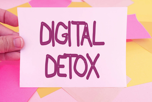 Kavramsal görüntü Dijital Detox. Elektronik Aygıtlardan Kurulmamış İşletme Konsepti Eklenmemiş Çoklu Koleksiyon Ofisi Kırtasiyesi Fotoğrafı Tablo Üzerine Yerleştirilmiş - Fotoğraf, Görsel