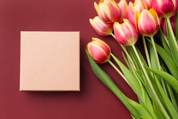 Craft gift box mockup with a bouquet of tulips - Fotografie, Obrázek
