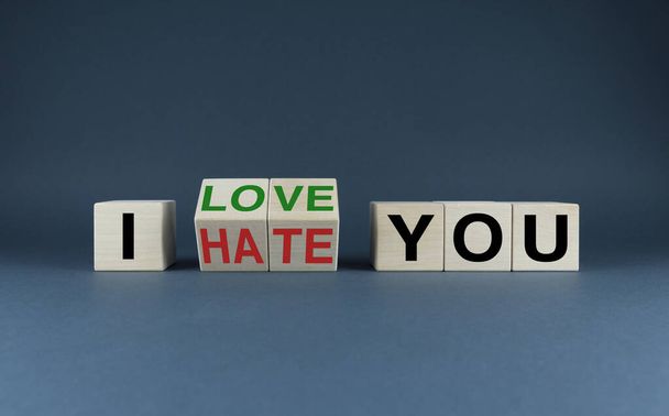 I love you or i hate you. The cubes form the choice words I love you or i hate you. Concept of feelings and emotions in relationships - Foto, Imagem