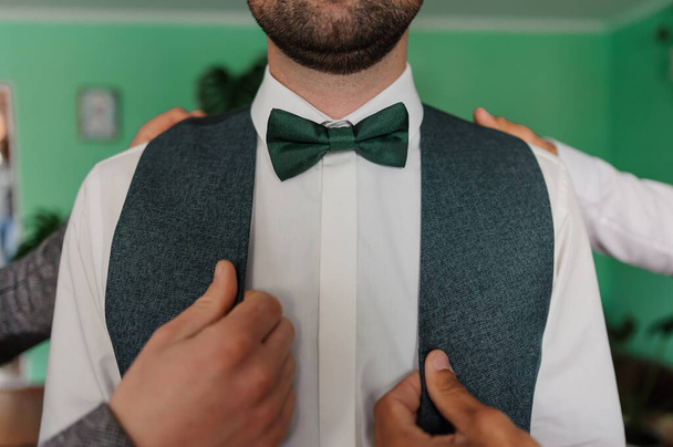 Πράσινο παπιγιόν γύρω από το λαιμό ενός άντρα. Γάμος - Φωτογραφία, εικόνα