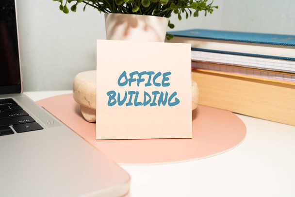 Ofis Binası tabelasını gösteren bir ilham. Ticari amaçlı ticari binalar, ticari amaçlar için klavye, bardak ve kahve fincanı olan ofis malzemeleri için kullanılır. - Fotoğraf, Görsel