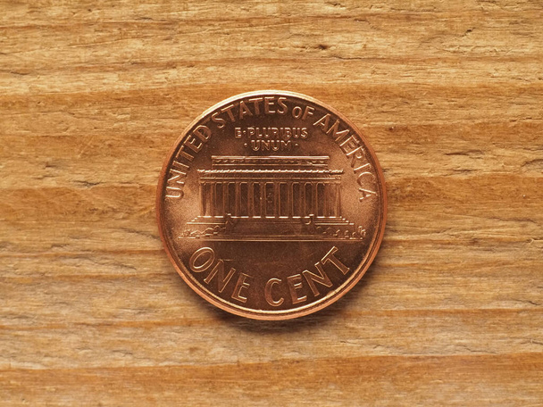 Обратная сторона монеты в один цент, изображающая мемориал Линкольна, валюту США - Фото, изображение