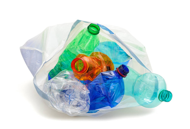 Sacchetto di riciclaggio con bottiglie di plastica isolate su bianco - Foto, immagini