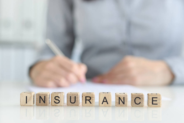 Agente de seguros rellena formulario de seguro en primer plano oficina - Foto, Imagen