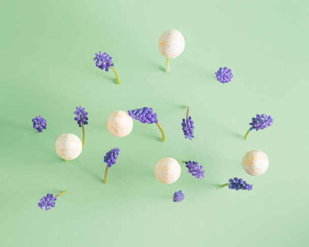 Vue de dessus. Composition de Pâques. Jacinthe violette mélangée avec des œufs de Pâques. - Photo, image