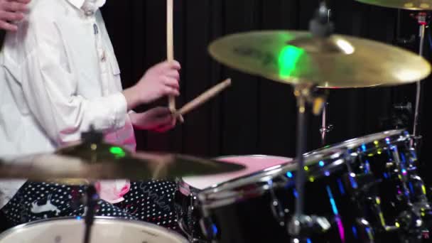 Mujer joven novata baterista aprende a tocar el kit de batería - Metraje, vídeo
