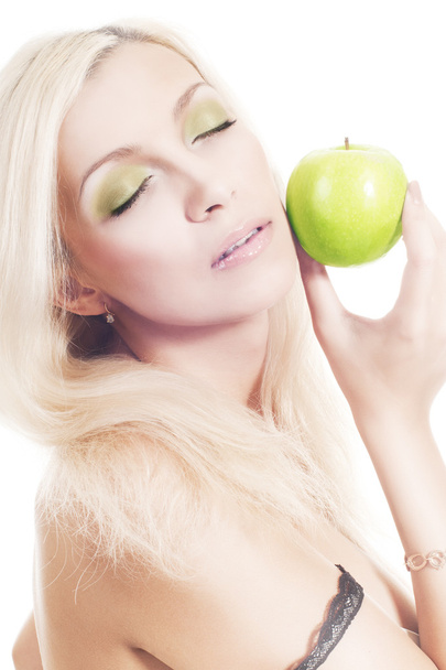 schöne sensible junge Frau hält einen grünen Apfel - Foto, Bild