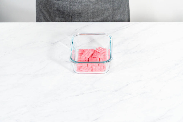 Hausgemachte rosa Mini-Pralinen in einem Lebensmittelglasbehälter. - Foto, Bild
