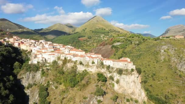 Ortaçağ köyü Tortora, Avrupa, İtalya, Calabria Yazın güneşli bir günde. - Video, Çekim