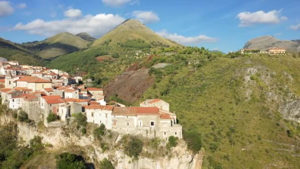 Το παραδοσιακό χωριό Tortora στην κορυφή του βουνού του στην Ευρώπη, την Ιταλία, την Καλαβρία το καλοκαίρι σε μια ηλιόλουστη μέρα. - Πλάνα, βίντεο