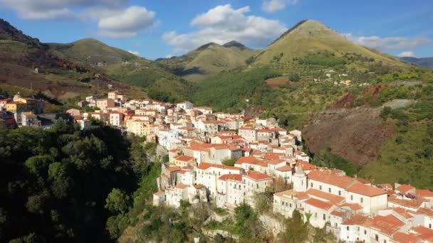 A lakások a Tortora a domboldalon Európában, Olaszországban, Calabria, nyáron, egy napsütéses napon. - Felvétel, videó