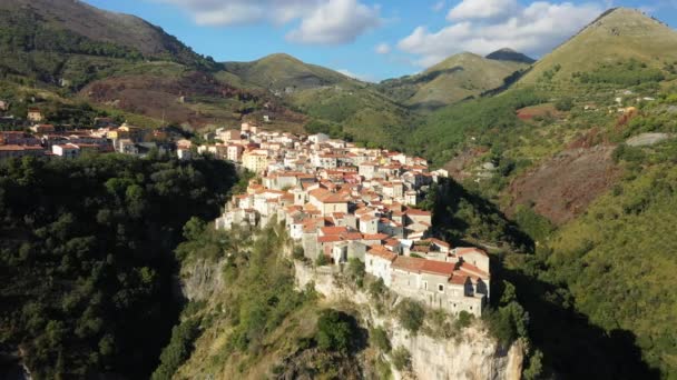 Το αρχαίο χωριό Tortora στην κορυφή του πράσινου βουνού του στην Ευρώπη, Ιταλία, Καλαβρία, το καλοκαίρι σε μια ηλιόλουστη μέρα. - Πλάνα, βίντεο