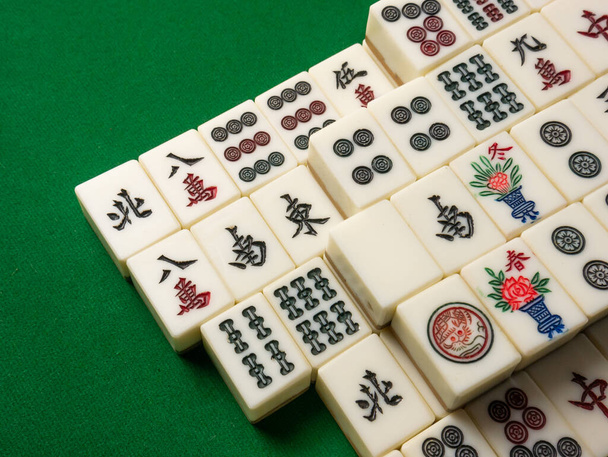mahjong masa üzerinde antik Asya tahtası oyunu resmi kapat - Fotoğraf, Görsel