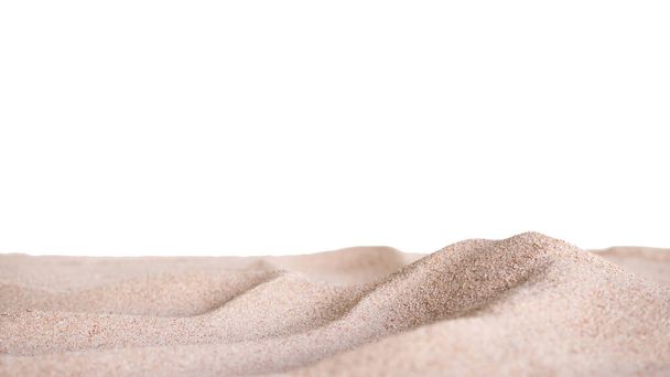 Pila de arena aislada sobre fondo blanco. macro montaña pequeña montaña Desierto Playa de arena seca en la costa del mar. partícula de textura rayada naturaleza. Concepto Tropical de Vacaciones de Verano y Medio Ambiente. - Foto, imagen