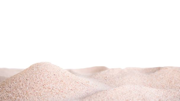 Pile Sand Isolatd su sfondo bianco. Macro piccola montagna mucchio Deserto Spiaggia di sabbia secca a Costa di Sea Shore. natura della texture a strisce di particelle. Vacanze Tropicali Estive e Ambiente. - Foto, immagini