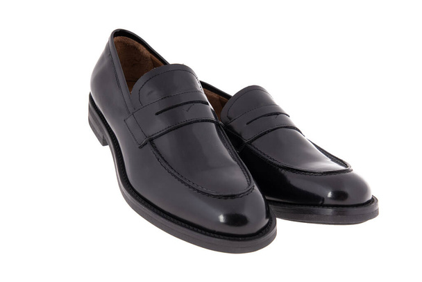 Czarne skórzane męskie buty, odizolowane na biało. Koncepcja mody - Zdjęcie, obraz