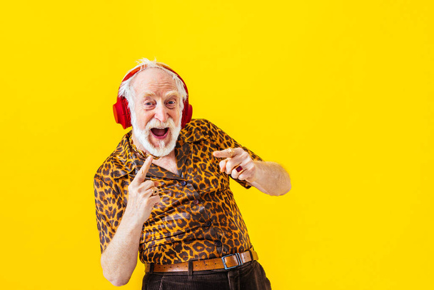 Cool senior man with fashionable clothing style portrait on colored background - Funny old male pensioner with eccentric style having fun - Valokuva, kuva
