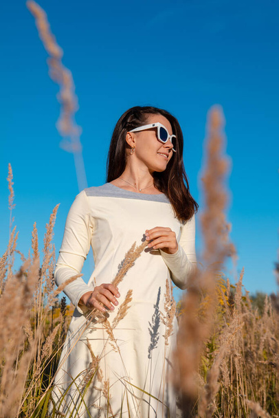 beautiful woman posing in wheat field - Foto, imagen