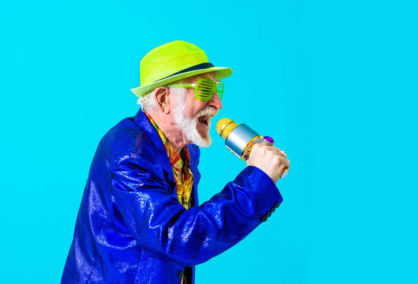Cool senior man with fashionable clothing style portrait on colored background - Funny old male pensioner with eccentric style having fun - Foto, afbeelding