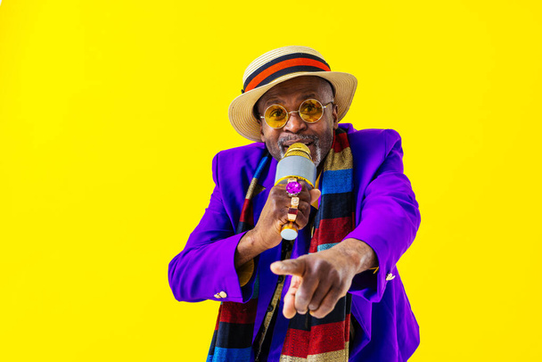 Cool senior man with fashionable clothing style portrait on colored background - Funny old male pensioner with eccentric style having fun - Foto, Bild