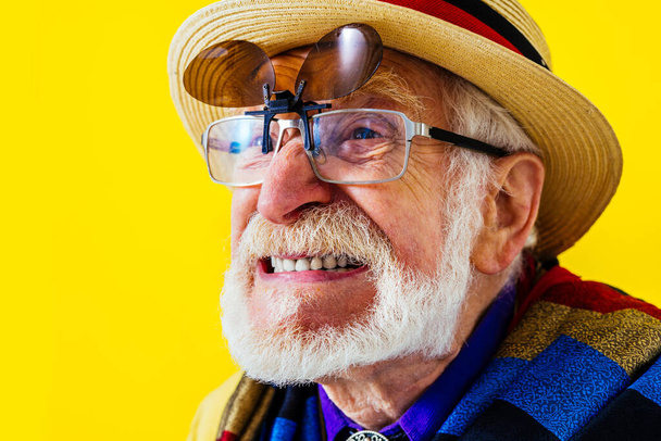 Renkli arka planda şık giyimli havalı bir son sınıf öğrencisi, egzantrik tarzı olan komik, yaşlı bir emekli. - Fotoğraf, Görsel