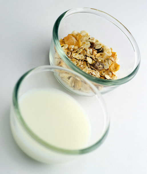 Lehké, zdravé pražené müsli a nízkotučné mléko snídani v smal - Fotografie, Obrázek