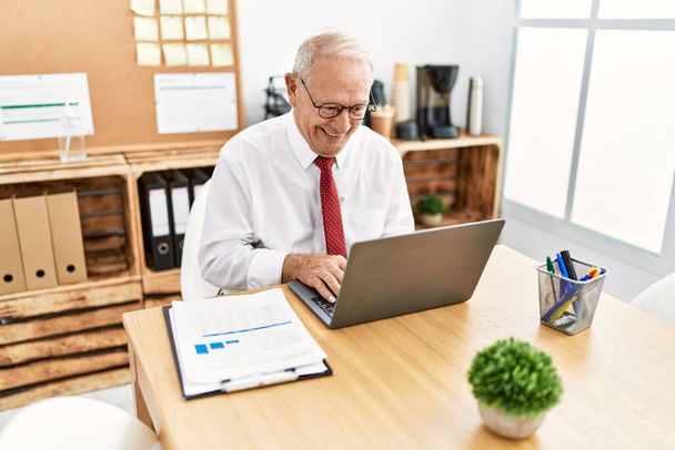 Hombre de edad trabajador de negocios utilizando el ordenador portátil de trabajo en la oficina - Foto, imagen