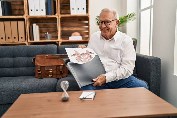Senior άνθρωπος ψυχολόγος χαμογελά αυτοπεποίθηση έχοντας rorscharch συνεδρία δοκιμής στο κέντρο ψυχολογίας - Φωτογραφία, εικόνα