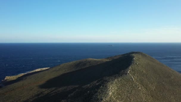 Η κορυφή ενός άγονου βουνού του ακρωτηρίου Τενάρε στην Ευρώπη, Ελλάδα, Πελοπόννησο, Μάνη το καλοκαίρι σε μια ηλιόλουστη μέρα. - Πλάνα, βίντεο