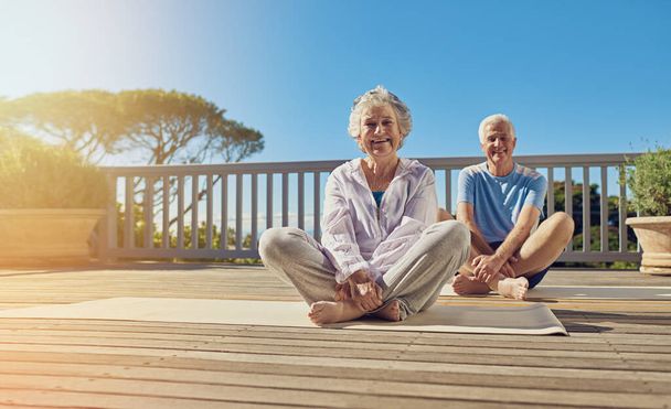 Mantenere una mente e un corpo sani. Girato di una coppia anziana che fa yoga insieme sul loro patio esterno. - Foto, immagini