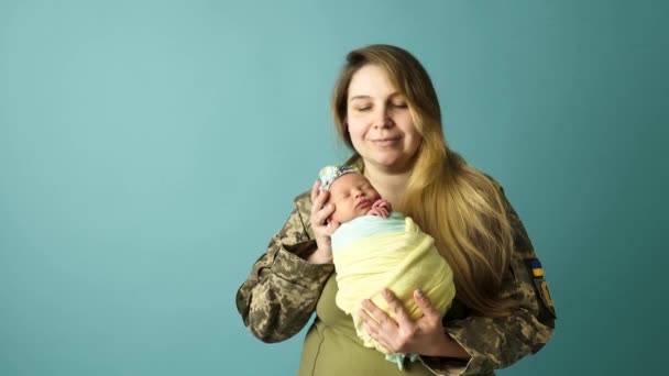 ucraino militare donna madre con bambino - Filmati, video