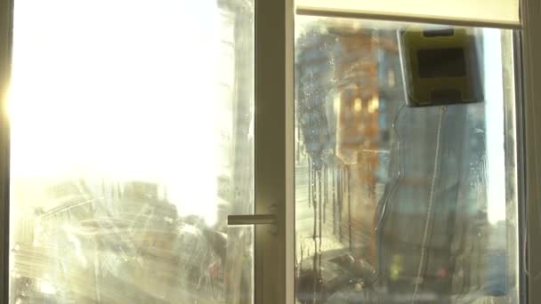 Limpador de janelas robô trabalhar na janela suja. Limpar a casa com dispositivos inteligentes. Robôs de vácuo automáticos para limpar janelas, um assistente para a casa - Filmagem, Vídeo