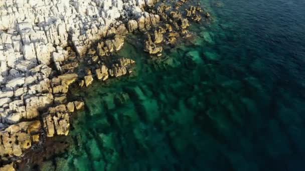 Η άκρη του ακρωτηρίου Tenare παραλία στην Ευρώπη, Ελλάδα, Πελοπόννησο, Μάνη το καλοκαίρι σε μια ηλιόλουστη μέρα. - Πλάνα, βίντεο