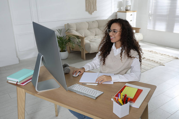 African American woman using modern computer for studying at home. Distance learning - Foto, immagini